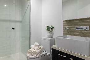 2BR Apt Next to Melbourne Central With City Views