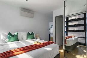 2BR Apt Next to Melbourne Central With City Views