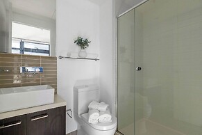2BR Apt Next to Melbourne Central With City Views