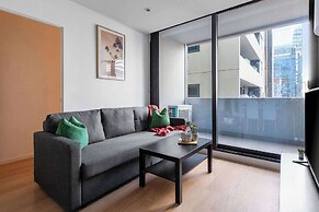 2BR Apt Next to Melbourne Central With City Views