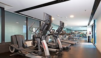 2BR Apt Next to Melbourne Central With City Views