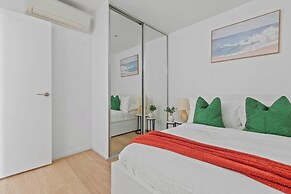 2BR Apt Next to Melbourne Central With City Views