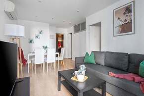 2BR Apt Next to Melbourne Central With City Views