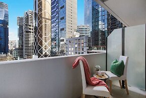 2BR Apt Next to Melbourne Central With City Views
