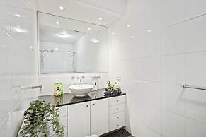 A Stylish Studio for 6, Next to Darling Harbour