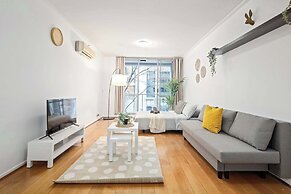 A Stylish Studio for 6, Next to Darling Harbour