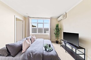 A Comfy & Cozy Apt in Clifton Hill, Free Parking