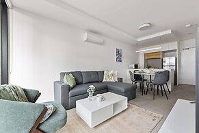 A Cozy 2BR Apt Next to The Yarra River