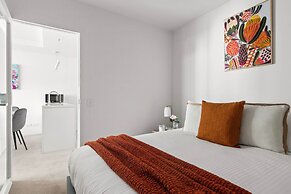 A Cozy 2BR Apt Next to The Yarra River