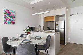 A Cozy 2BR Apt Next to The Yarra River