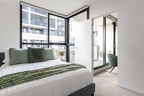 A Cozy 2BR Apt Next to The Yarra River