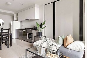 Stylish & Cozy 2BR Apt on Collins With City Views