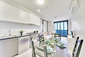 Stylish & Cozy 2BR Apt on Collins With City Views