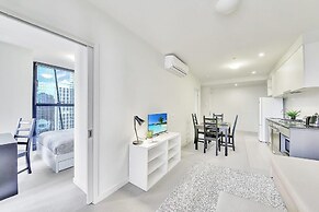 Stylish & Cozy 2BR Apt on Collins With City Views