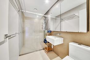 Stylish & Cozy 2BR Apt on Collins With City Views
