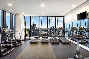 Stylish & Cozy 2BR Apt on Collins With City Views