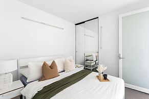 Cozy & Central 2BR Stay, Near Cbd, Free Parking