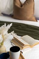 Cozy & Central 2BR Stay, Near Cbd, Free Parking
