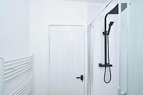 Spacious Home Sleeps 6 With Parking