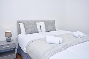 Spacious Home Sleeps 6 With Parking