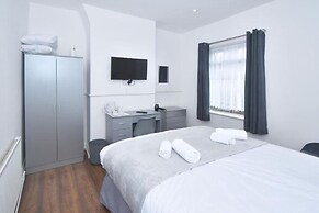 Spacious Home Sleeps 6 With Parking
