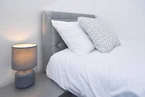 Spacious Home Sleeps 6 With Parking