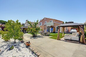 Bay & Hill Views: Modern Hercules Home