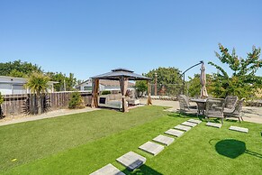Bay & Hill Views: Modern Hercules Home