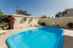 Apto espaçoso com piscina 750m da praia | CHR025