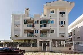 Apto espaçoso com piscina 750m da praia | CHR025