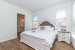 Master Bedroom With King Bed Central Location