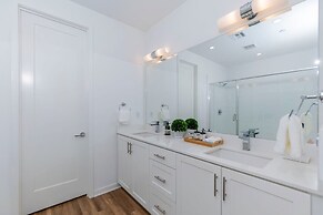 Master Bedroom With King Bed Central Location