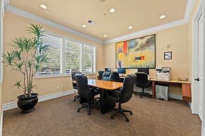 New Upscale 1BR Stay With Mini Golf Sauna Heated Pool