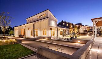 New Upscale 1BR Stay With Mini Golf Sauna Heated Pool