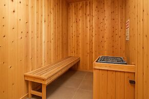 New Upscale 1BR Stay With Mini Golf Sauna Heated Pool