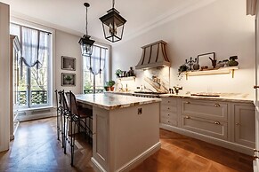 Luxury 3BR Flat Near the Champs Elys es