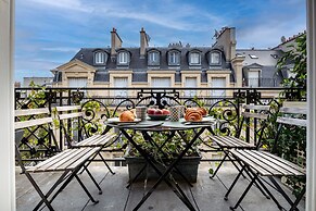 Prestigious Apartment Near the Trocadero