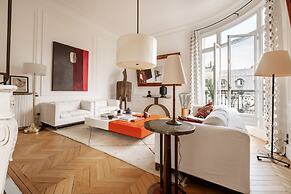 Prestigious Apartment Near the Trocadero