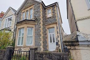 Cardiff Guesthouse & On-Street Parking