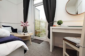 Cardiff Guesthouse & On-Street Parking