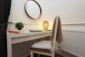 Cardiff Guesthouse & On-Street Parking