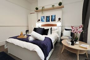 Cardiff Guesthouse & On-Street Parking