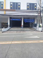 Cozy Quezon City Condo With Private Pool & Elevator Access