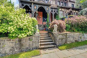Near Downtown Scranton: Getaway w/ Patio