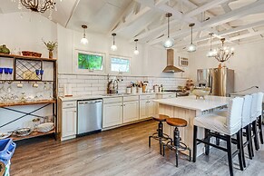 Near Downtown Scranton: Getaway w/ Patio