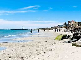 Unwind Esplanade Beach Escape no 10