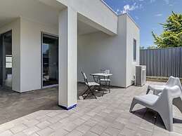 Unwind Modern City Townhouse
