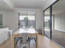 Unwind Modern City Townhouse