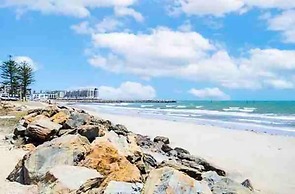 Unwind Esplanade Beach Escape No 5