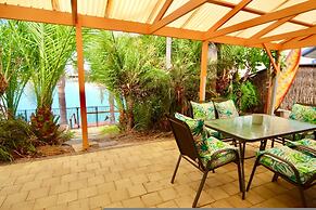 Lakeside Getaway - 4BR Jetty Wi-fi Waterfront